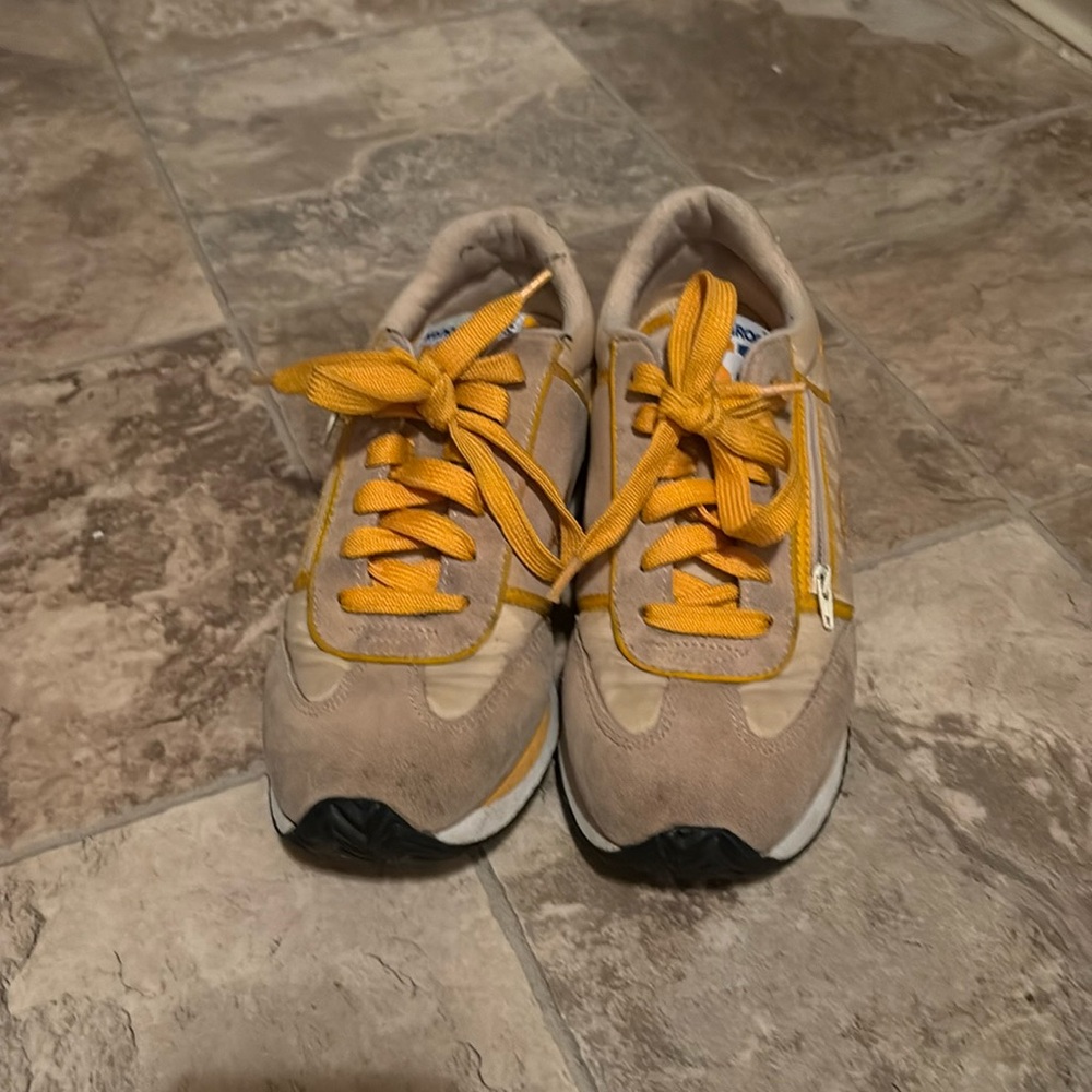 kangaROOS Cream and Yellow Sneakers Retro Design